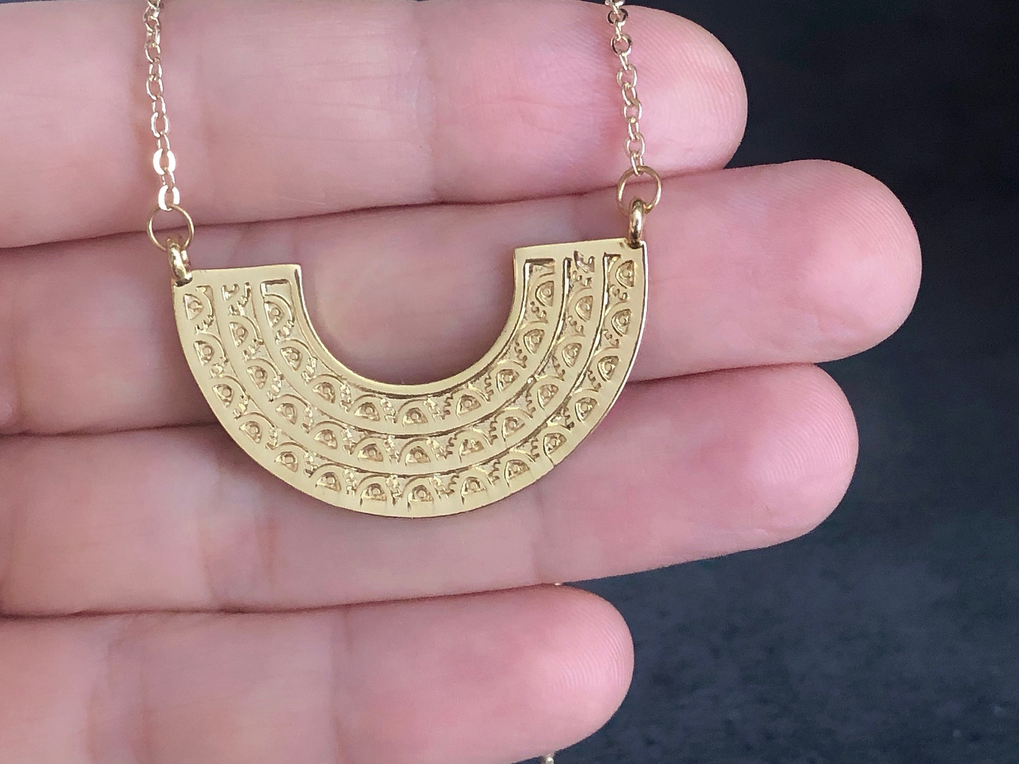 Collier BASMA doré or ras du cou pendentif demi-lune ethnique