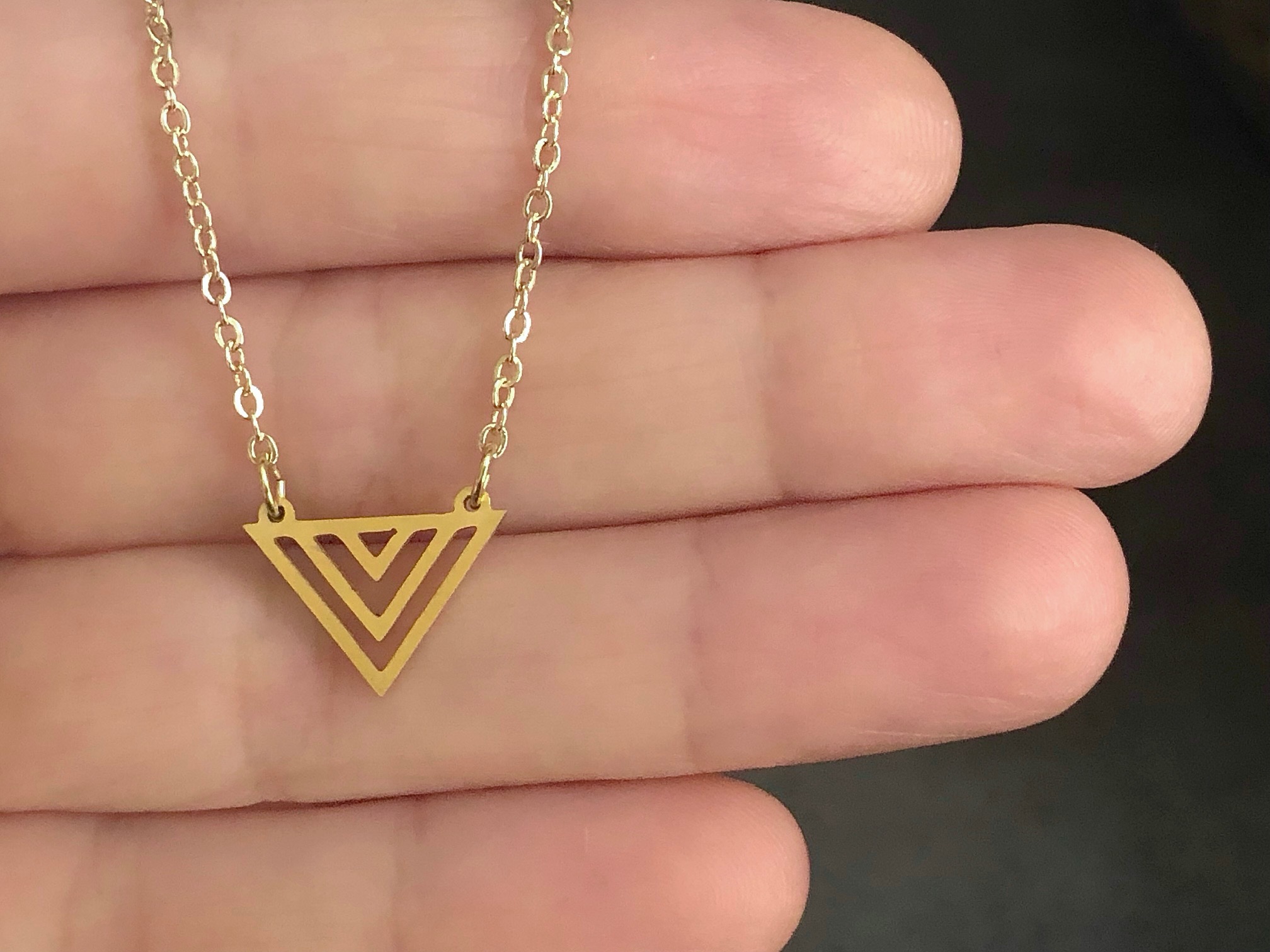 Collier HOSNIA doré or pendentif graphique triangle