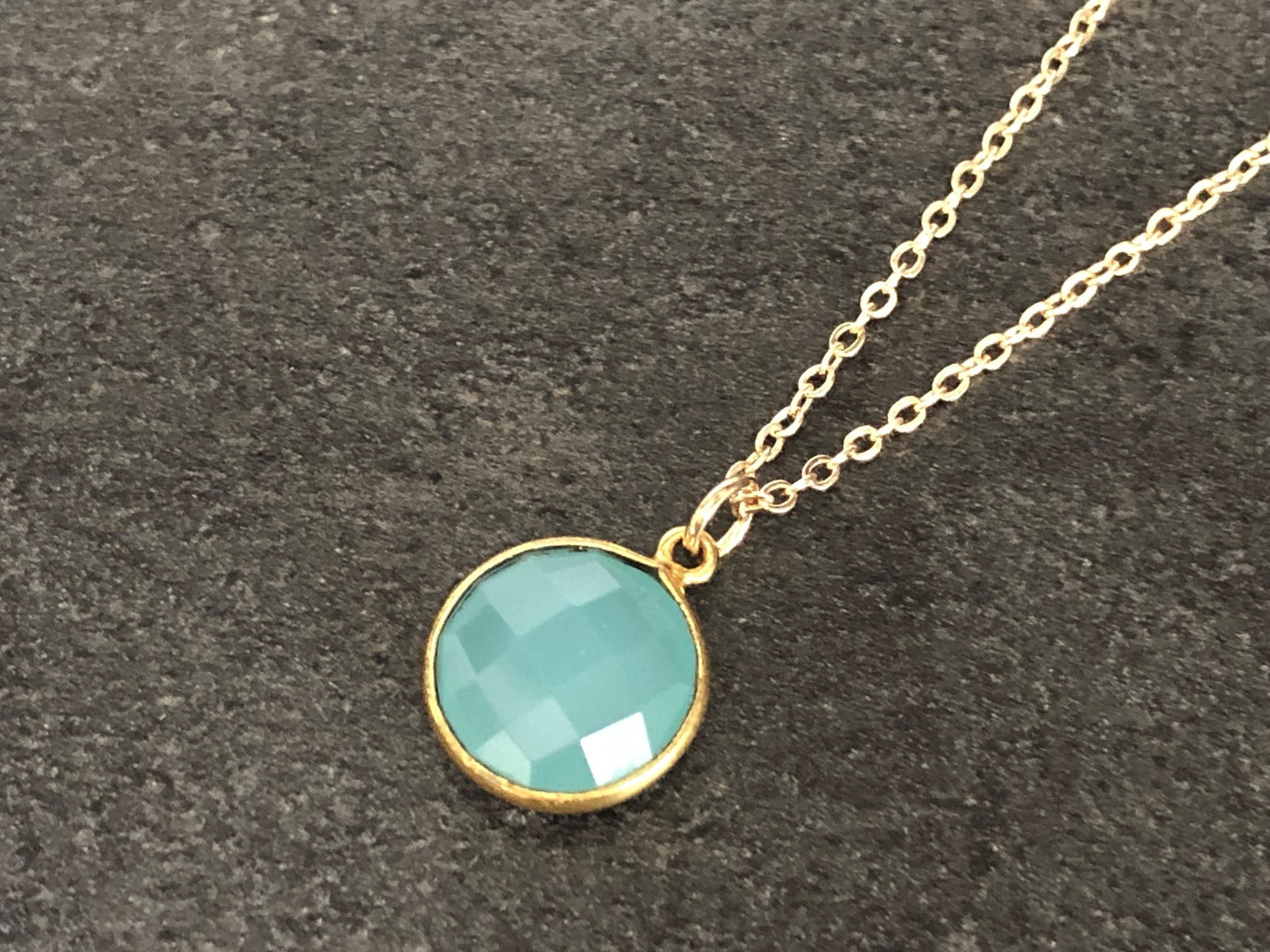 Collier MAÏSSAM doré or pendentif pierre calcédoine aqua couleur bleue