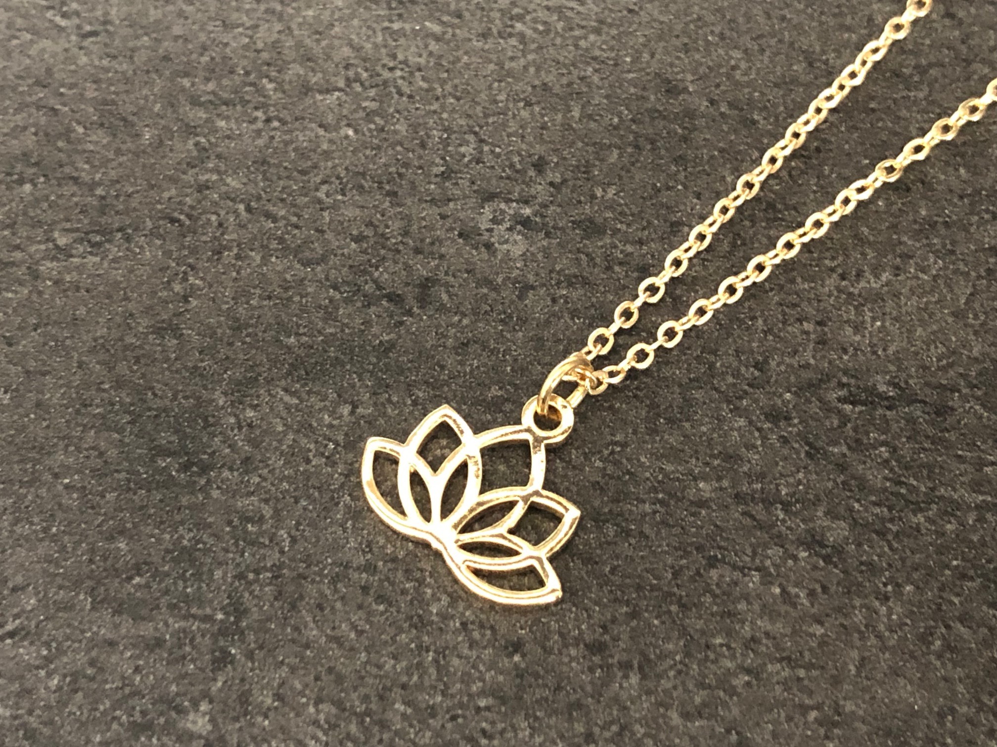 Collier NASRINE doré or pendentif fleur de lotus