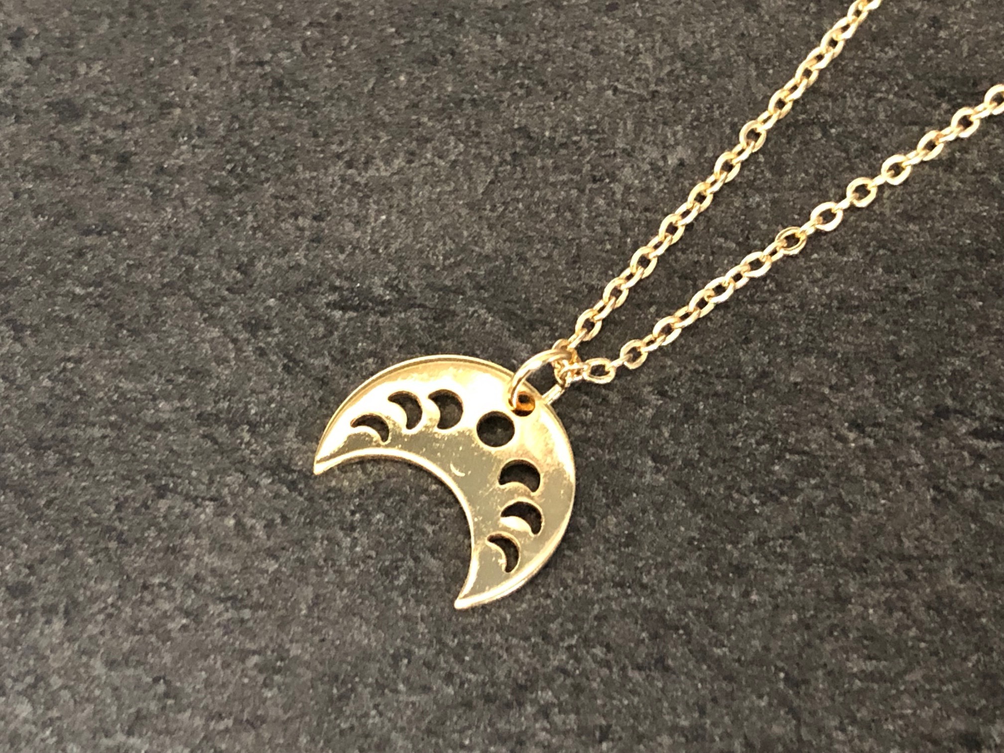 Collier NEDJMA doré or pendentif croissant de lune-ras du cou