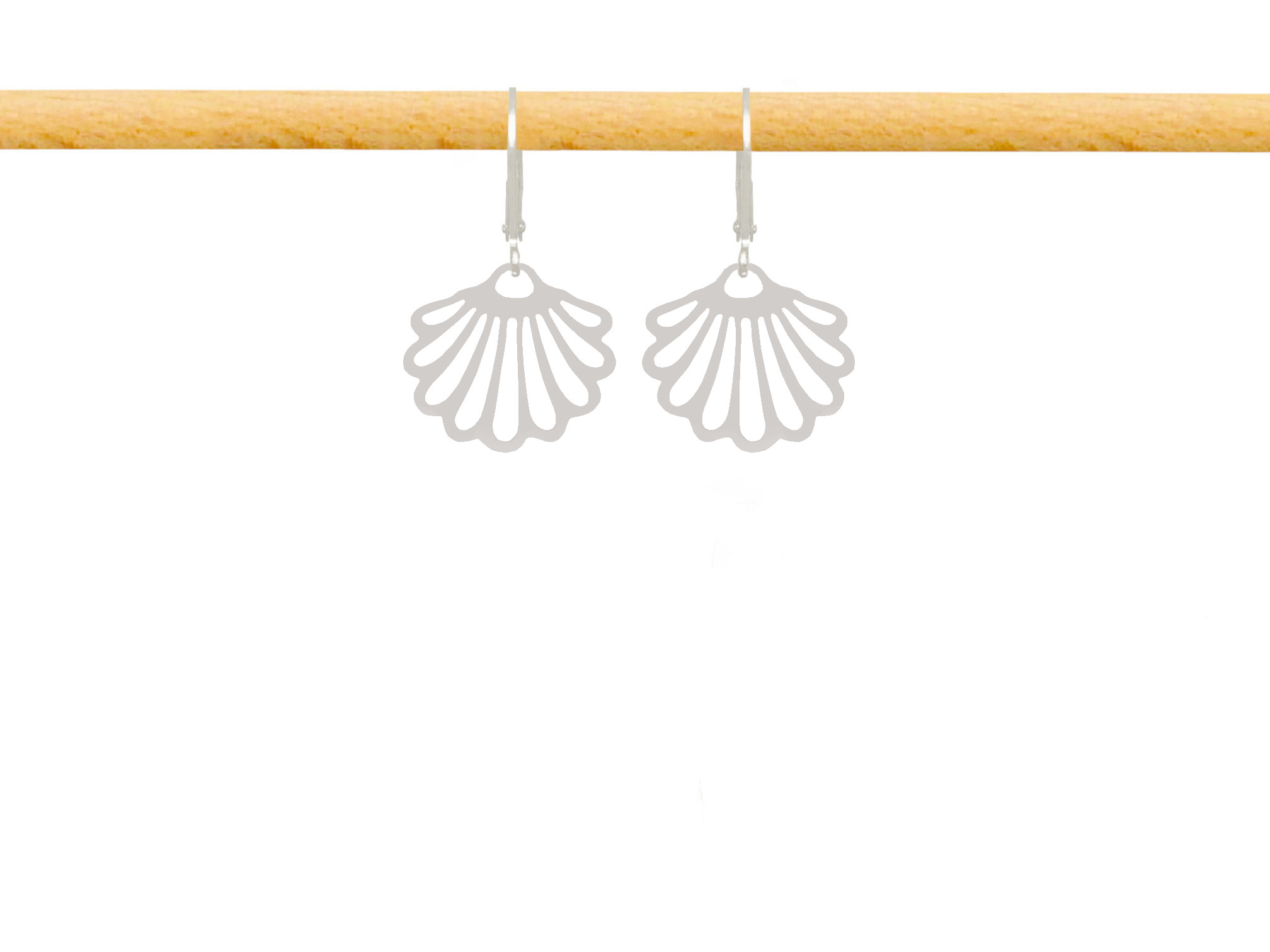 Boucles d'oreilles MADIHA dormeuses acier inoxydable argent pendentif coquillage-minimaliste-bohème- MARJANE et Cie