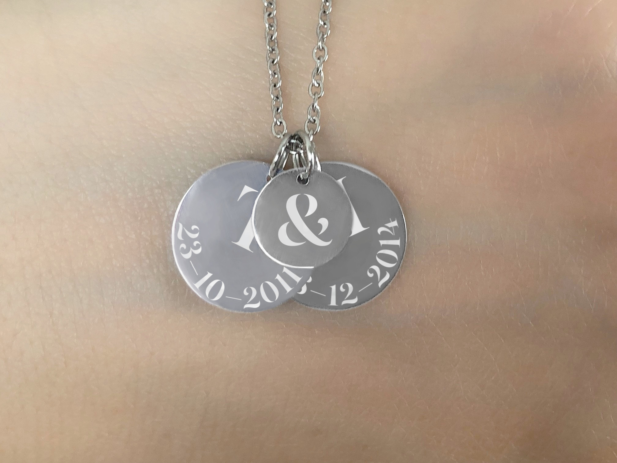 Collier ARZAN2 acier inoxydable argenté médailles gravées bijou initiales - MARJANE et Cie