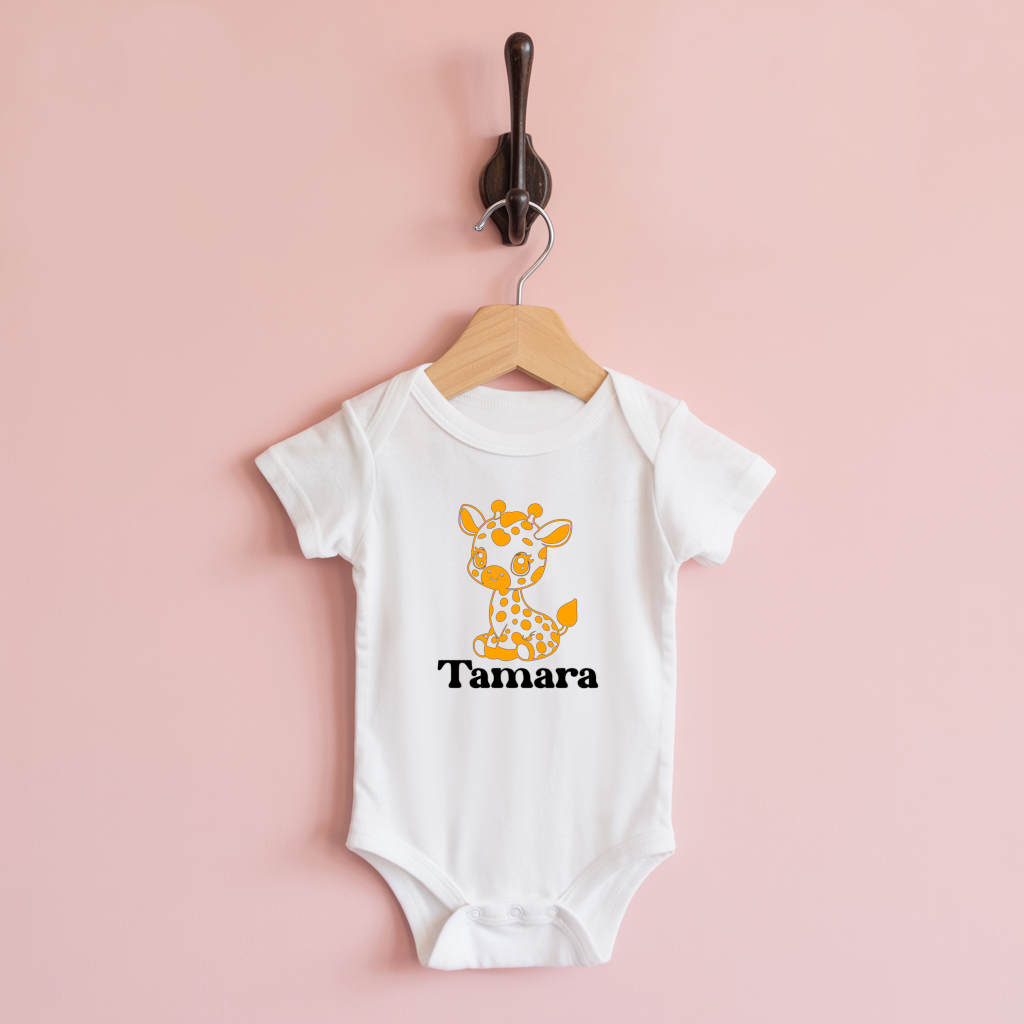 Body bébé personnalisable blanc avec prénom et girafe pleine de charme suspendu - MARJANE et Cie