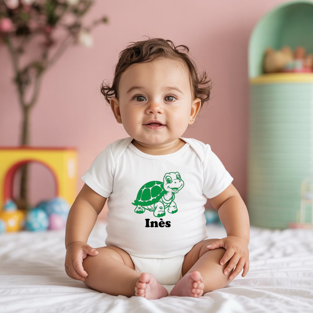 Body bébé personnalisé en coton tortue radieuse porté par bébé - MARJANE et Cie