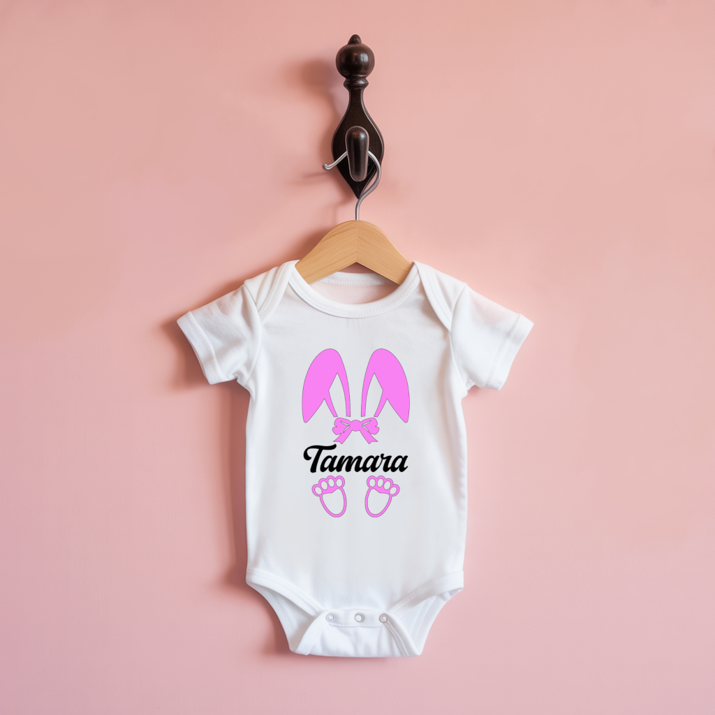 Body bébé personnalisable blanc avec prénom et lapin aux grandes oreilles fille suspendu - MARJANE et Cie
