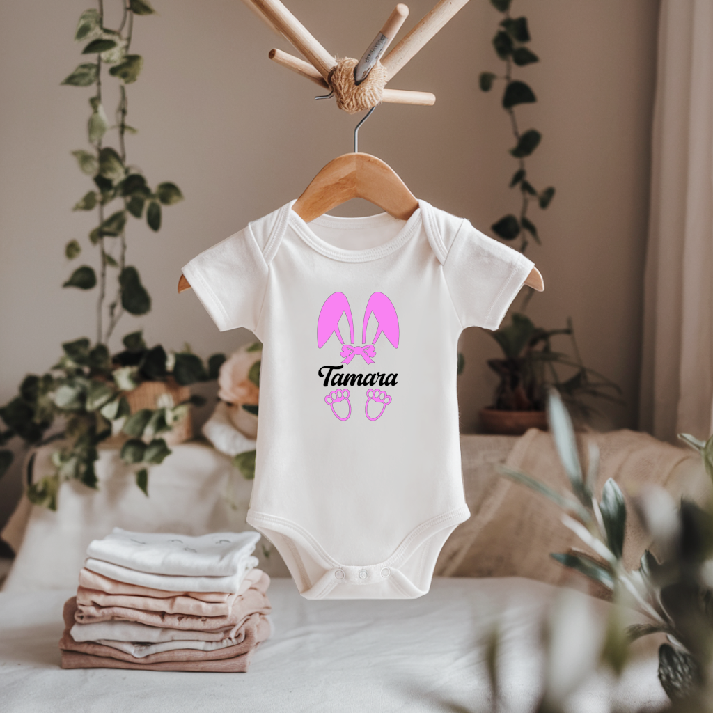Body bébé personnalisable avec prénom et lapin aux grandes oreilles fille flocage sur cintre - MARJANE et Cie
