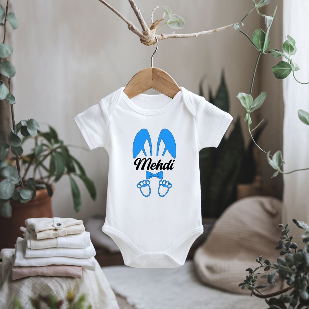 Body bébé personnalisable avec prénom et lapin aux grandes oreilles garçon flocage sur cintre - MARJANE et Cie