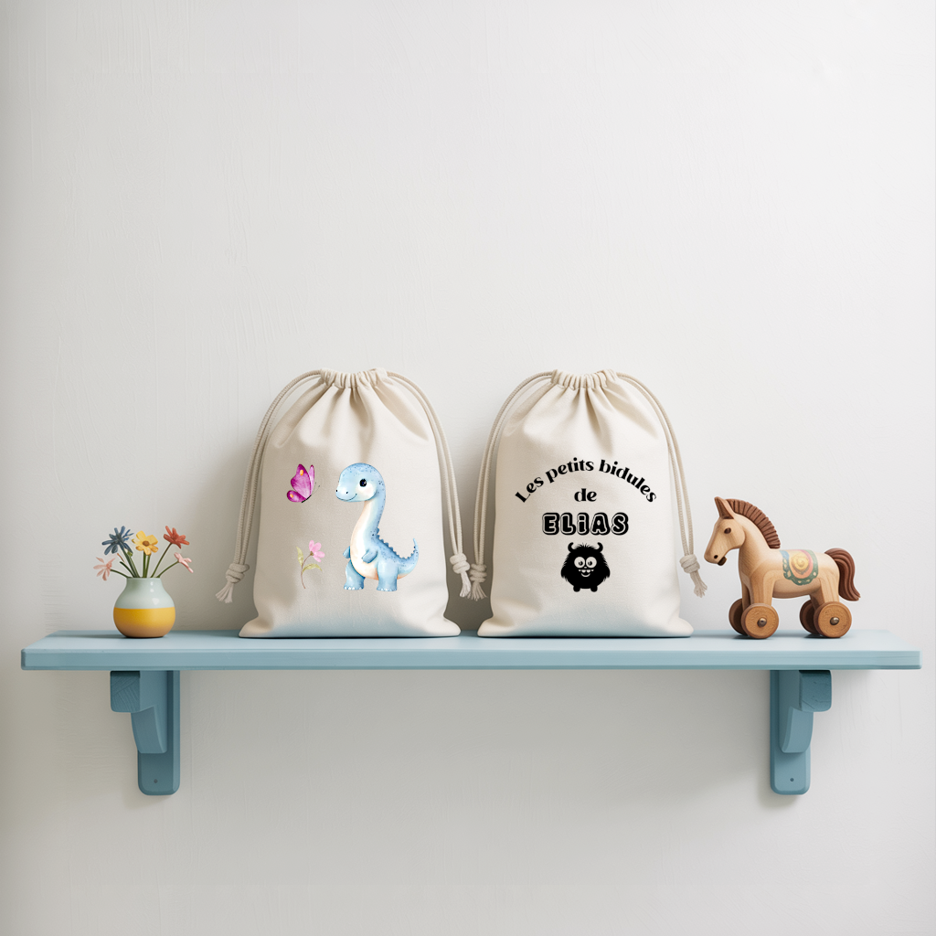 Sac pochon bébé personnalisé face Dinosaure bleu émerveillé et face prénom en coton avec flocage, cadeau naissance - MARJANE et Cie