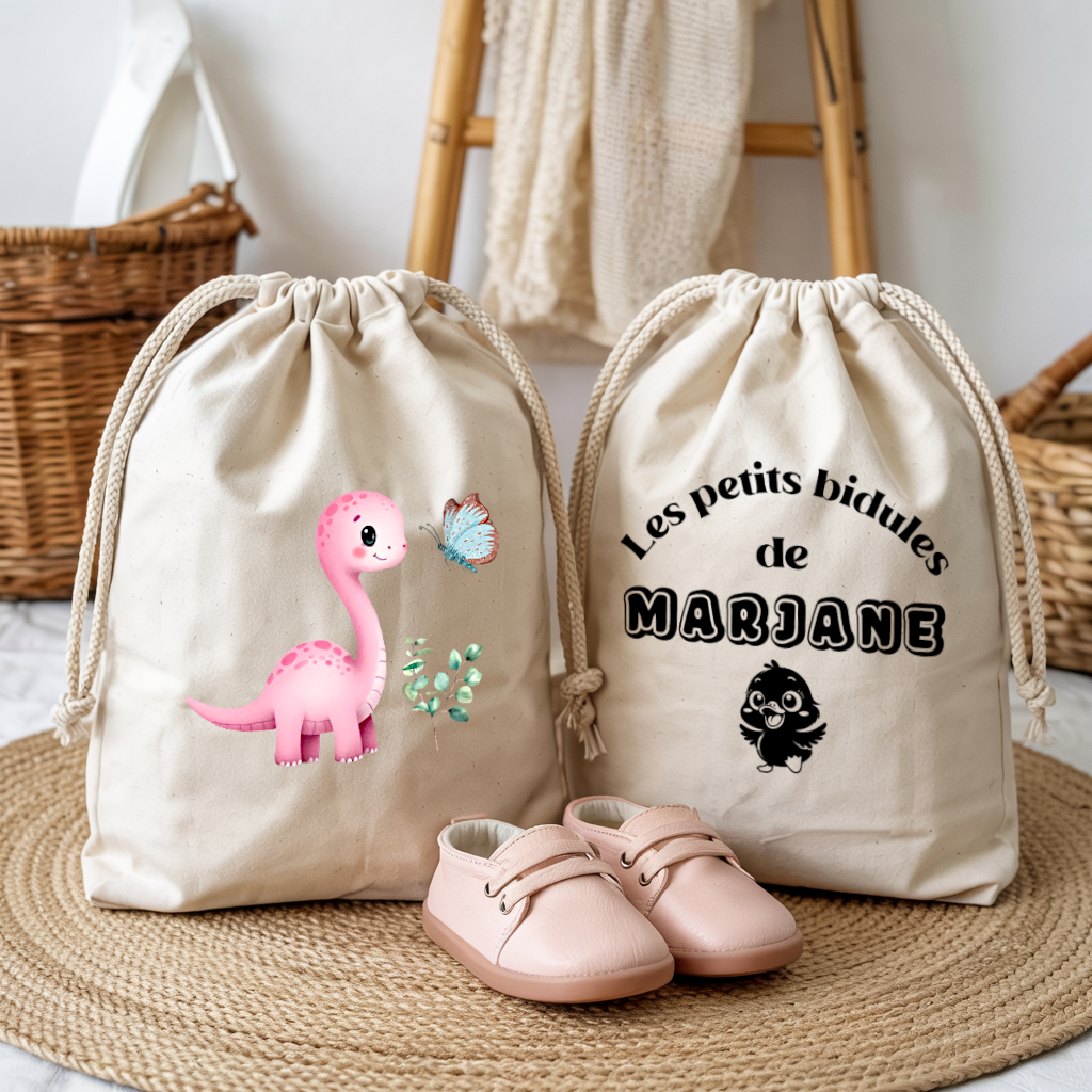 Sac pochon bébé personnalisé recto Dinosaure rose émerveillé et verso prénom en coton avec flocage couleur - MARJANE et Cie