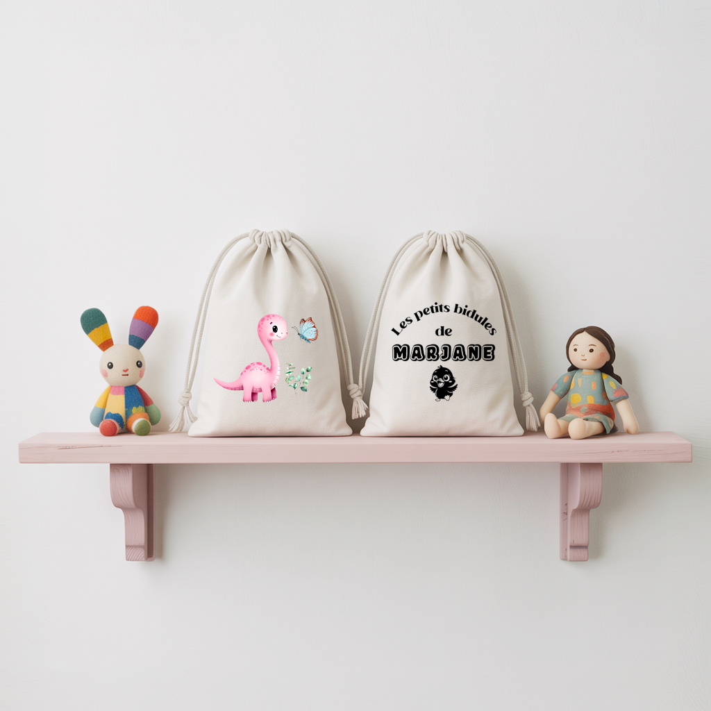 Sac pochon bébé personnalisé face Dinosaure rose émerveillé et face prénom en coton avec flocage, cadeau naissance - MARJANE et Cie