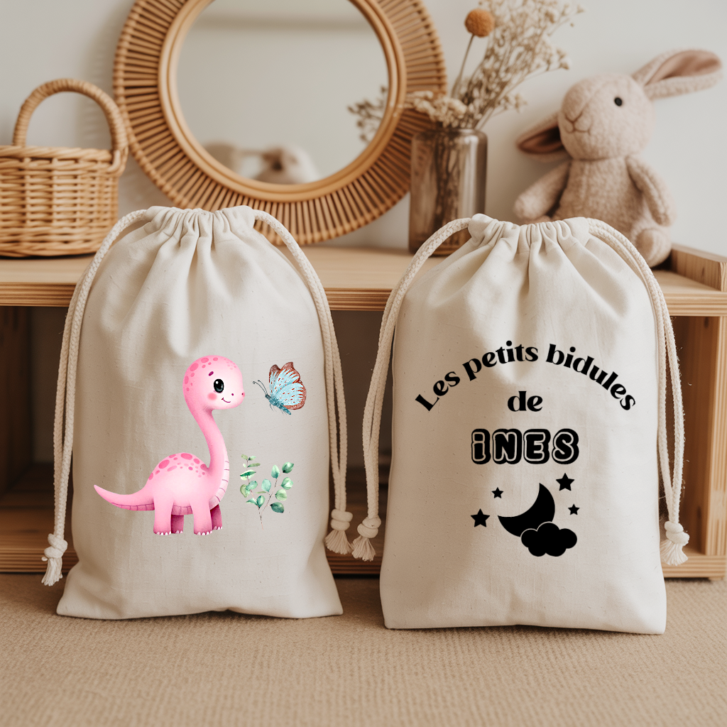 Sac pochon bébé personnalisable Dinosaure rose émerveillé et texte en coton avec flocage couleur, écoresponsable - MARJANE et Cie