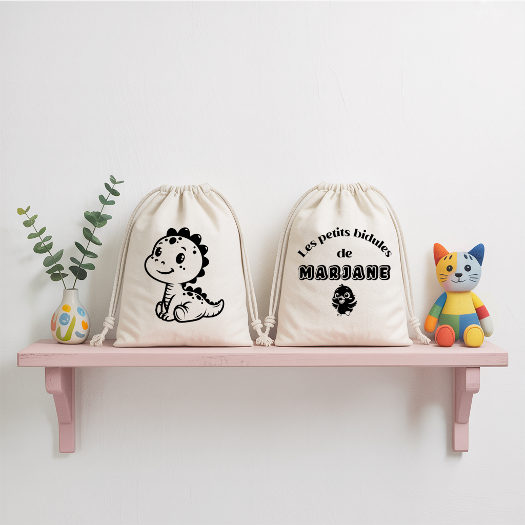 Sac pochon bébé personnalisé face dinosaure espiègle et face prénom en coton avec flocage, cadeau naissance - MARJANE et Cie