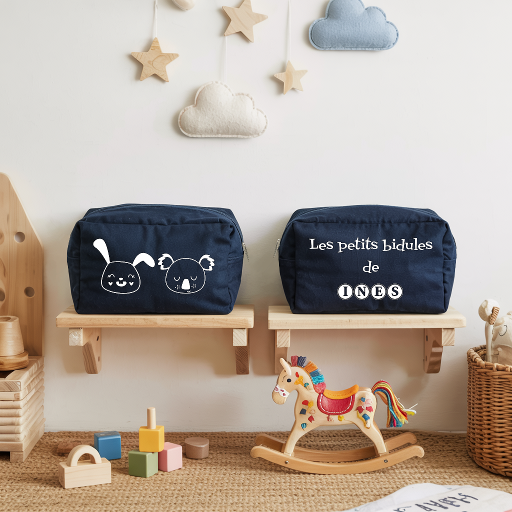 Trousse bébé personnalisée face lapin et koala adorables et face texte bleu marine avec flocage, écoresponsable - MARJANE et Cie