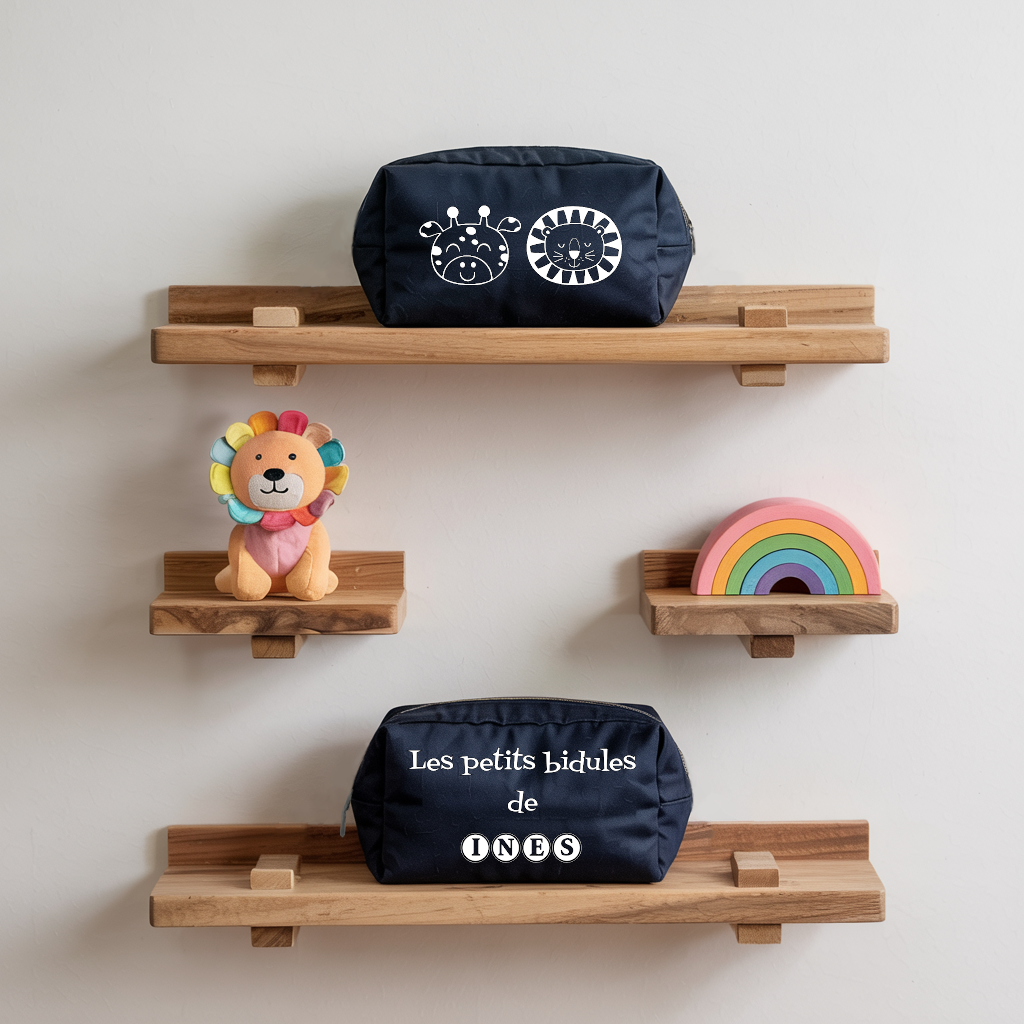 Trousse bébé personnalisée recto girafe et lion et verso prénom en toile recyclée bleu marine avec flocage blanc - MARJANE et Cie