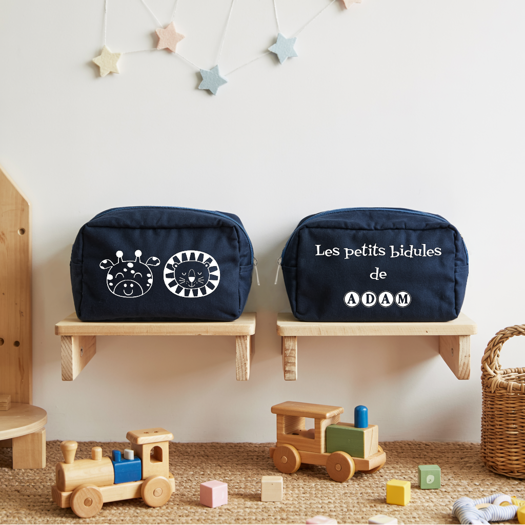 Trousse bébé personnalisable girafe et lion et prénom en toile recyclée bleu marine avec flocage, cadeau naissance - MARJANE et Cie