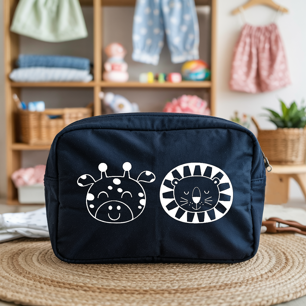 Trousse bébé personnalisée girafe et lion en toile recyclée bleu marine avec flocage blanc - MARJANE et Cie