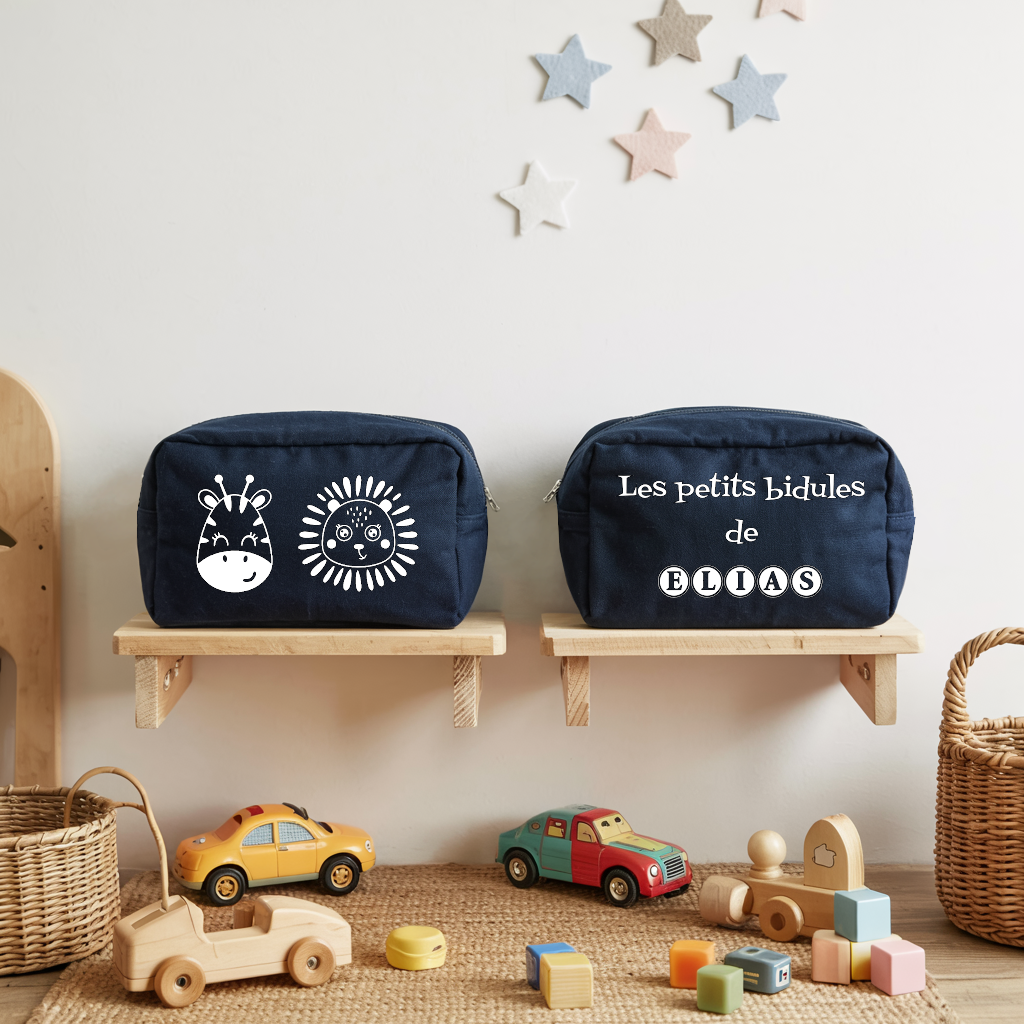 Trousse bébé personnalisée face zèbre et lion et face texte bleu marine avec flocage, écoresponsable - MARJANE et Cie