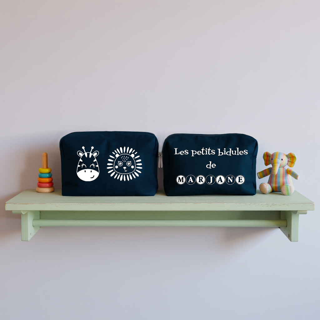Trousse bébé personnalisable zèbre et lion et prénom en toile recyclée bleu marine avec flocage, cadeau naissance - MARJANE et Cie