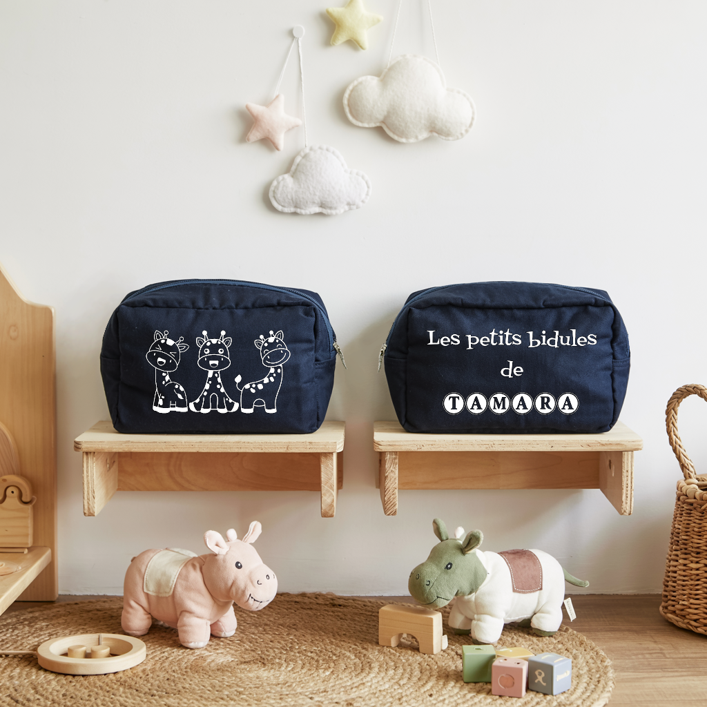 Trousse bébé personnalisable girafes malicieuses et prénom en toile recyclée bleu marine avec flocage, cadeau naissance - MARJANE et Cie