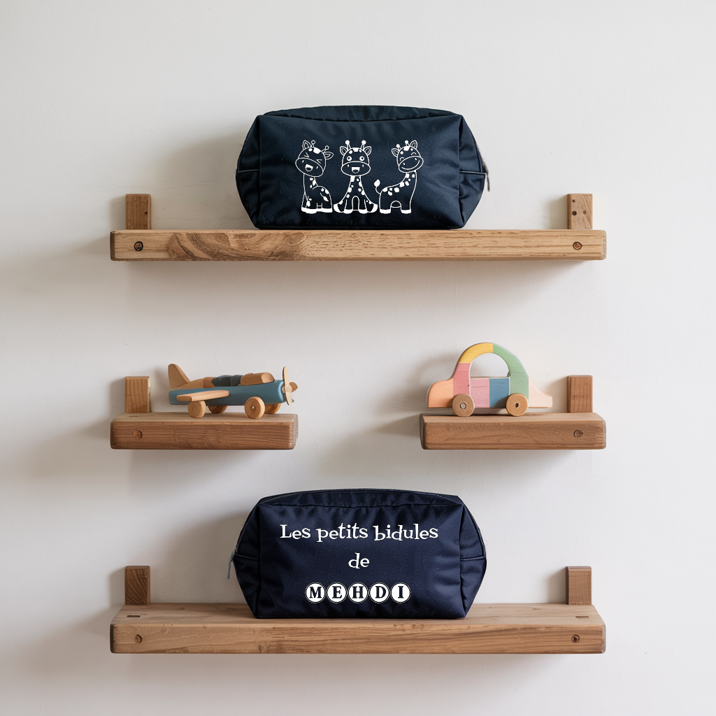 Trousse bébé personnalisée recto girafes malicieuses et verso prénom en toile recyclée bleu marine avec flocage blanc - MARJANE et Cie