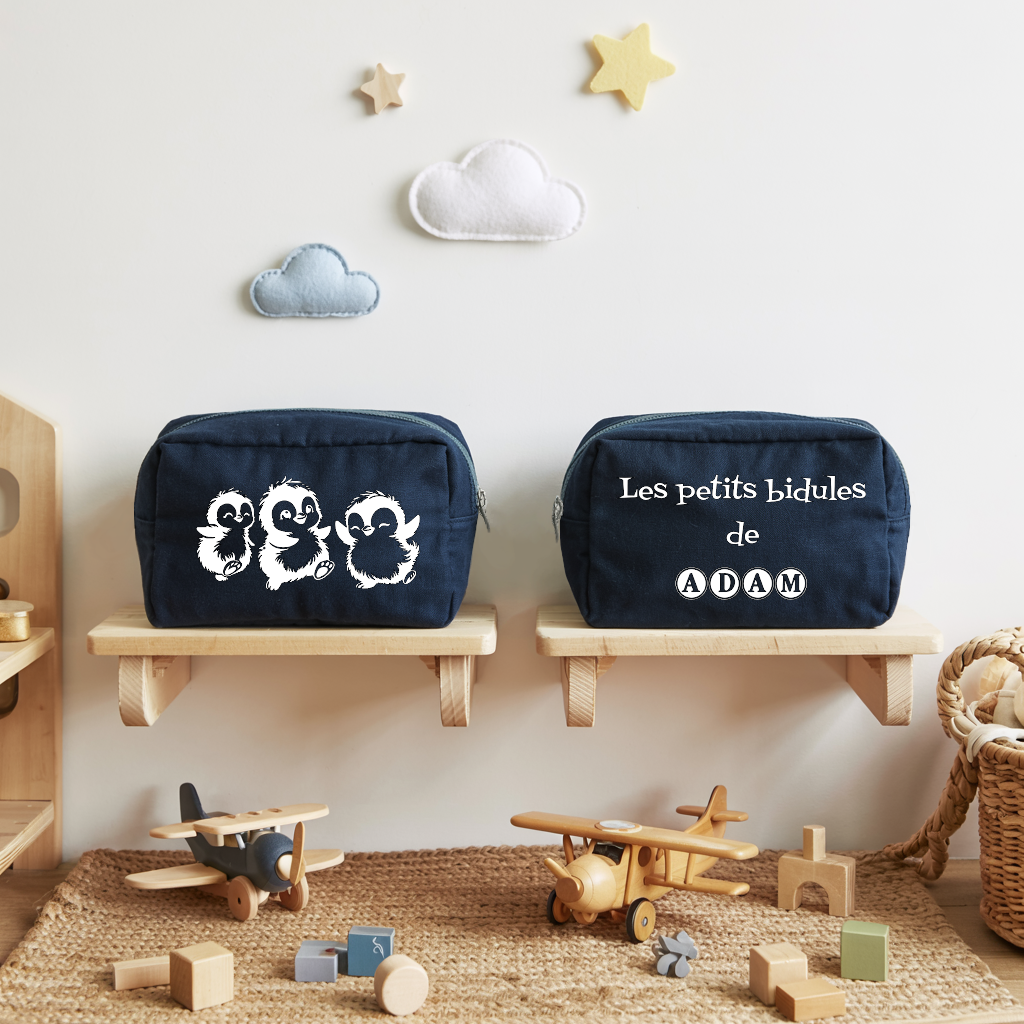 Trousse bébé personnalisable manchots dansants et prénom en toile recyclée bleu marine avec flocage, cadeau naissance - MARJANE et Cie