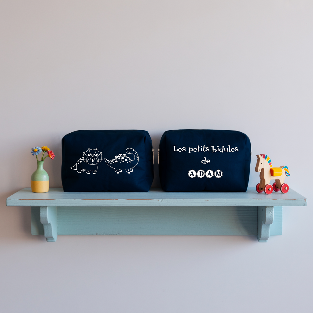 Trousse bébé personnalisable Dinosaures complices et prénom en toile recyclée bleu marine avec flocage, cadeau naissance - MARJANE et Cie