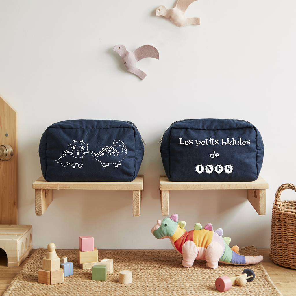 Trousse bébé personnalisée face Dinosaures complices et face texte bleu marine avec flocage, écoresponsable - MARJANE et Cie