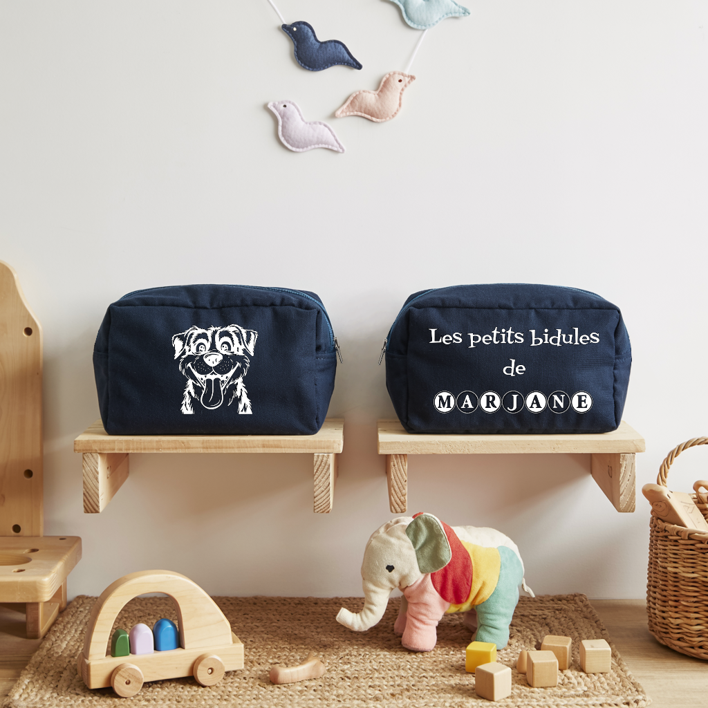 Trousse bébé personnalisable Chien joyeux et prénom en toile recyclée bleu marine avec flocage, cadeau naissance - MARJANE et Cie