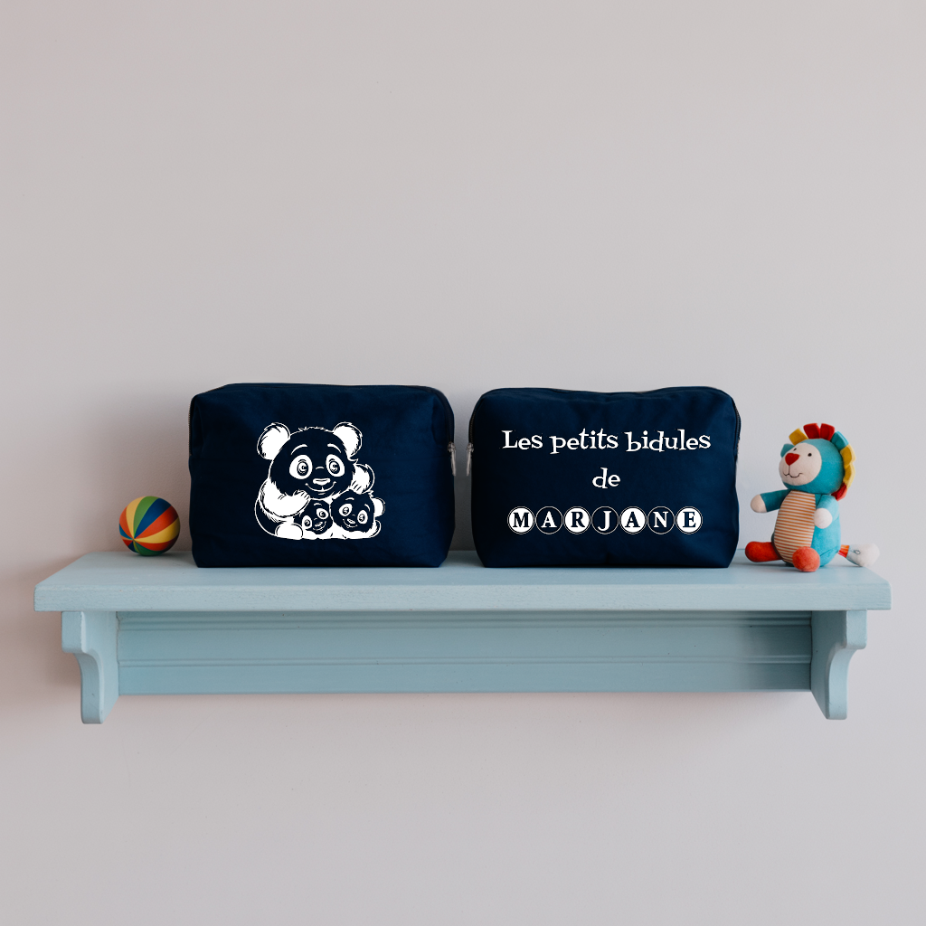 Trousse bébé personnalisée face Maman panda et ses petits et face texte bleu marine avec flocage, écoresponsable - MARJANE et Cie