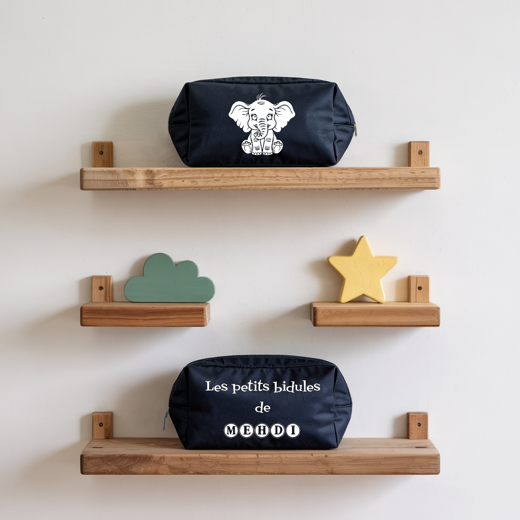 Trousse bébé personnalisée recto Eléphant paisible et verso prénom en toile recyclée bleu marine avec flocage blanc - MARJANE et Cie