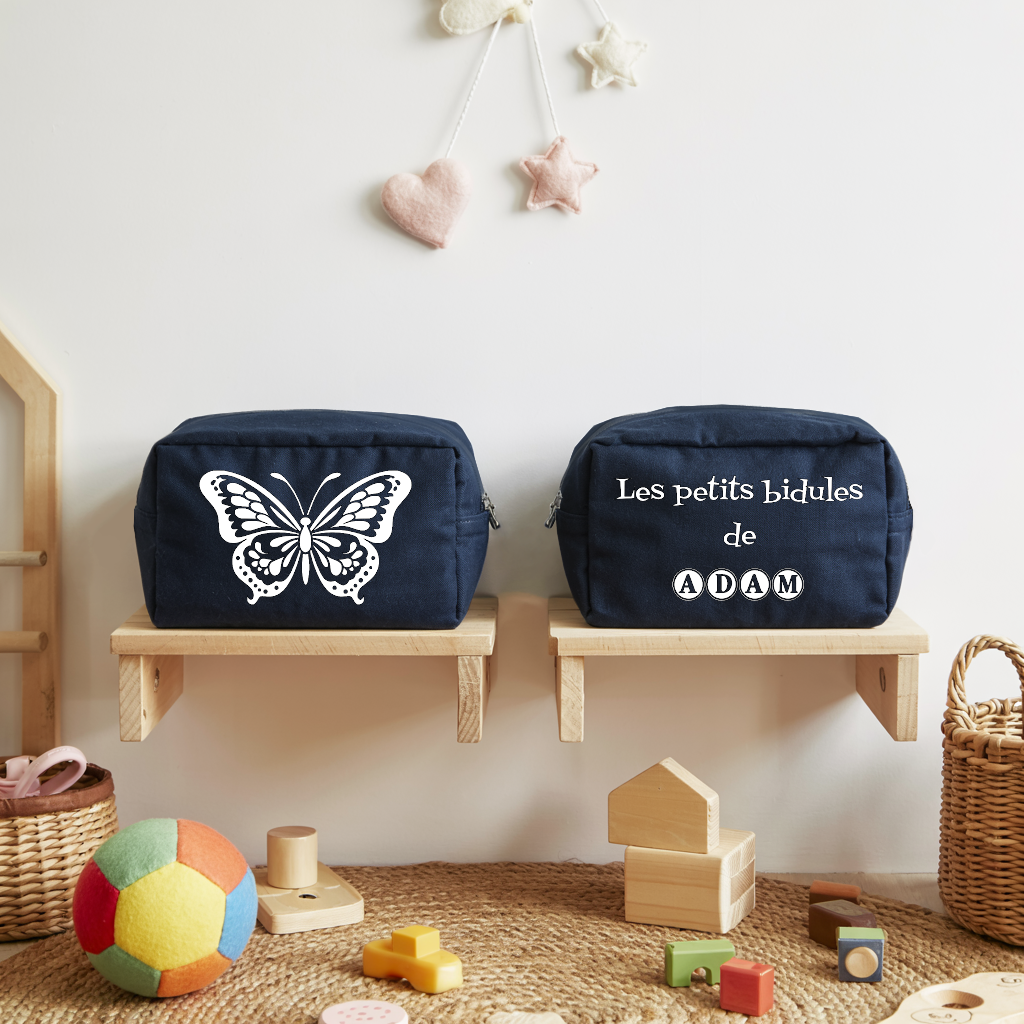 Trousse bébé personnalisée face Papillon élégant et face texte bleu marine avec flocage, écoresponsable - MARJANE et Cie
