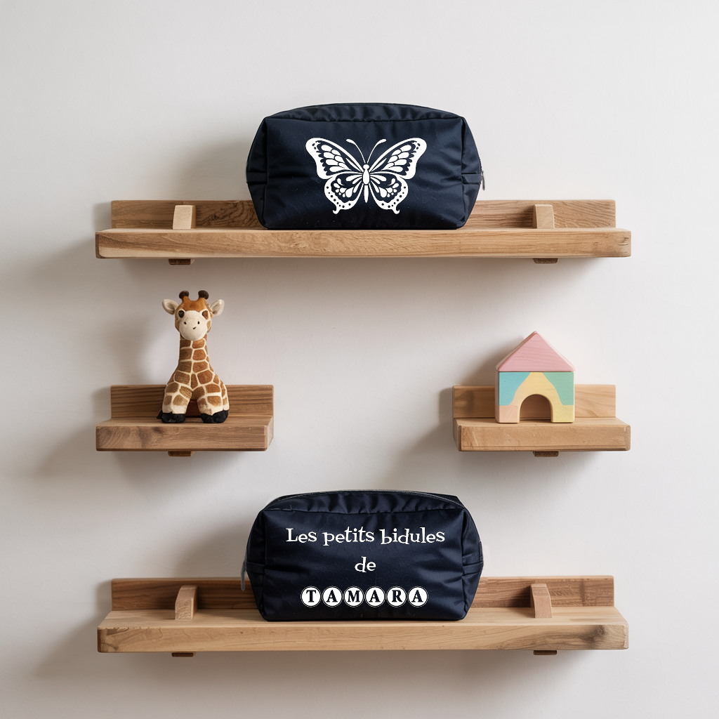 Trousse bébé personnalisée recto Papillon élégant et verso prénom en toile recyclée bleu marine avec flocage blanc - MARJANE et Cie