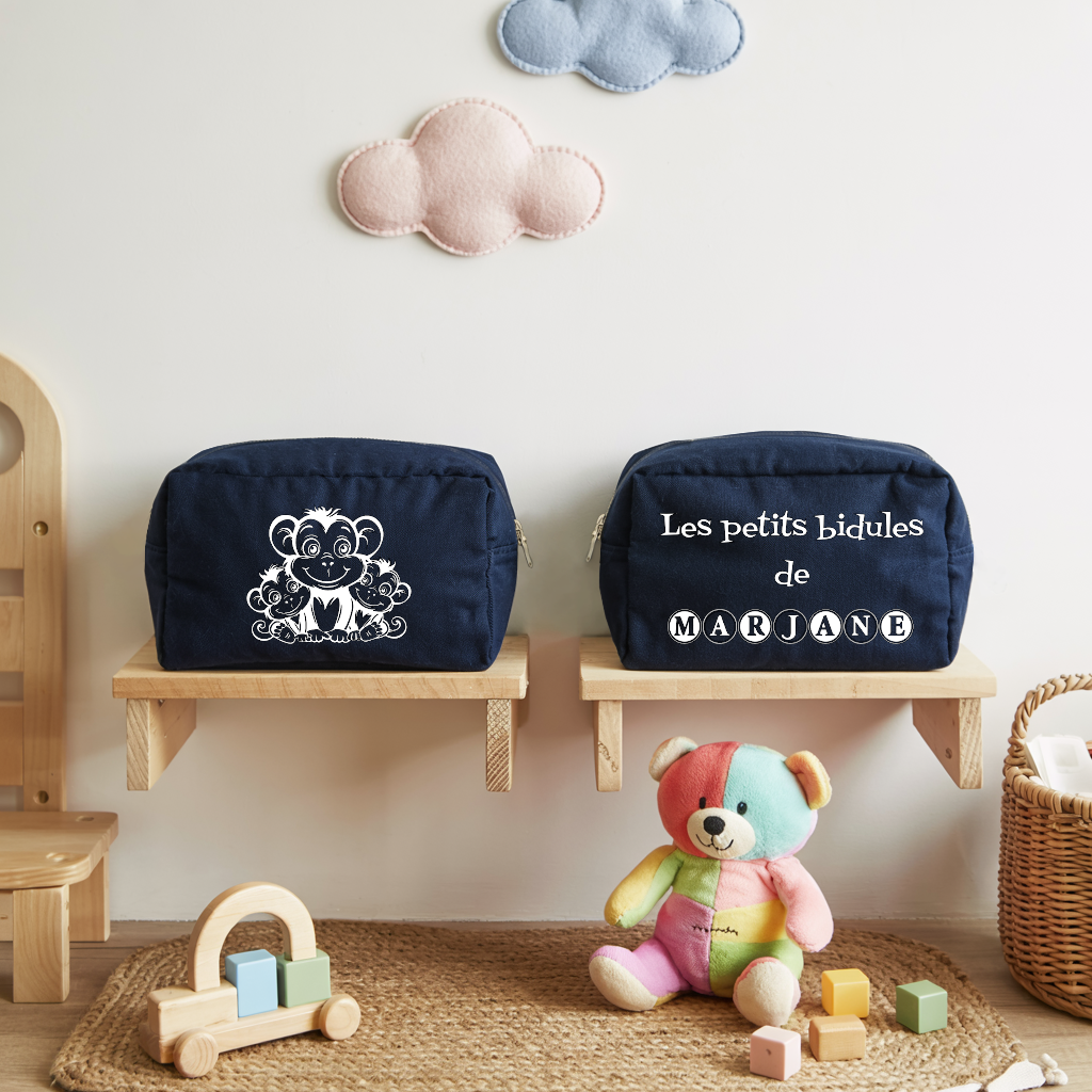 Trousse bébé personnalisée face Maman singe et ses petits et face texte bleu marine avec flocage, écoresponsable - MARJANE et Cie