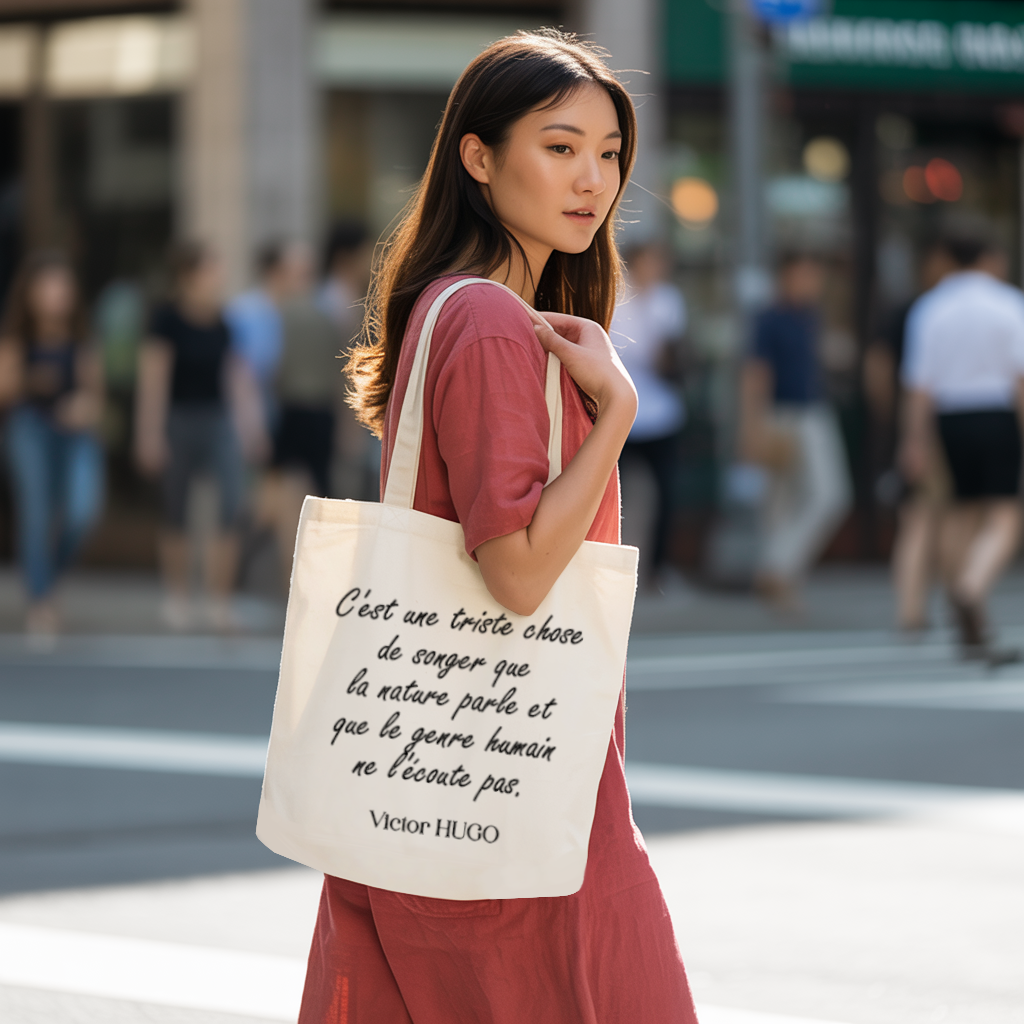 Tote bag femme porté, citation Victor Hugo visible, nature, design monochrome - MARJANE et Cie