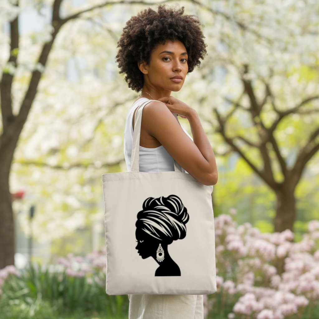 Tote bag femme porté, silhouette féminine élégante et raffinée, flocage monochrome - MARJANE et Cie