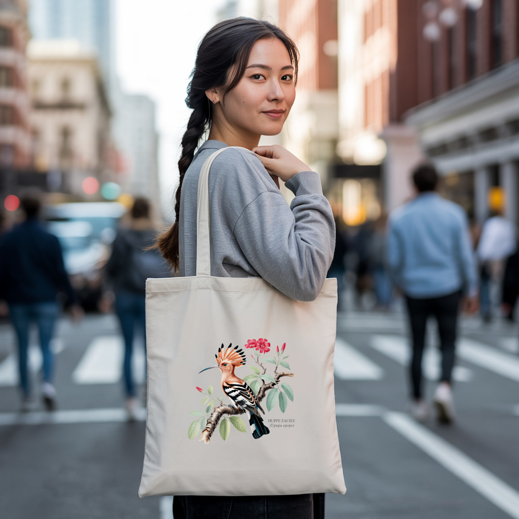 Tote bag femme illustré d’un oiseau huppe faciée en couleur porté par une femme - illustration naturaliste détaillée - MARJANE et Cie