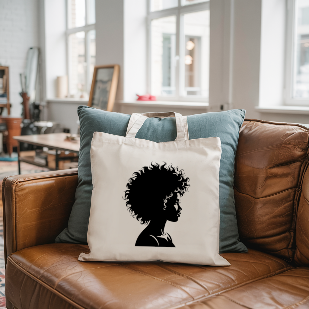 Tote bag femme avec silhouette féminine élégante en flocage noir posé sur un canapé - MARJANE et Cie