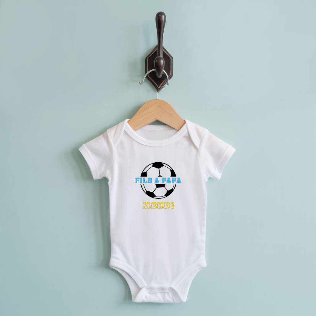 Body bébé personnalisable blanc avec prénom et petit champion de papa football suspendu - MARJANE et Cie