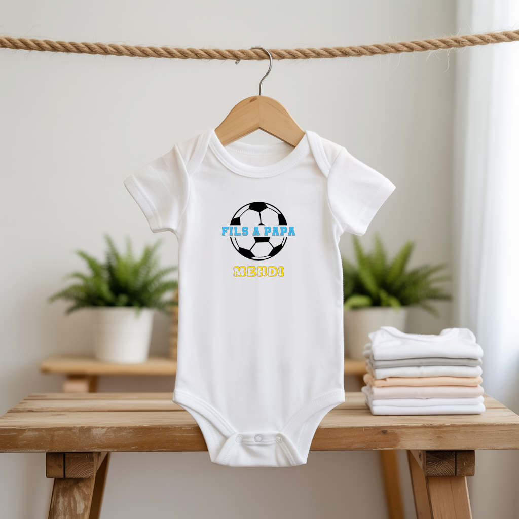 Body bébé personnalisable blanc avec prénom et petit champion de papa football suspendu - MARJANE et Cie