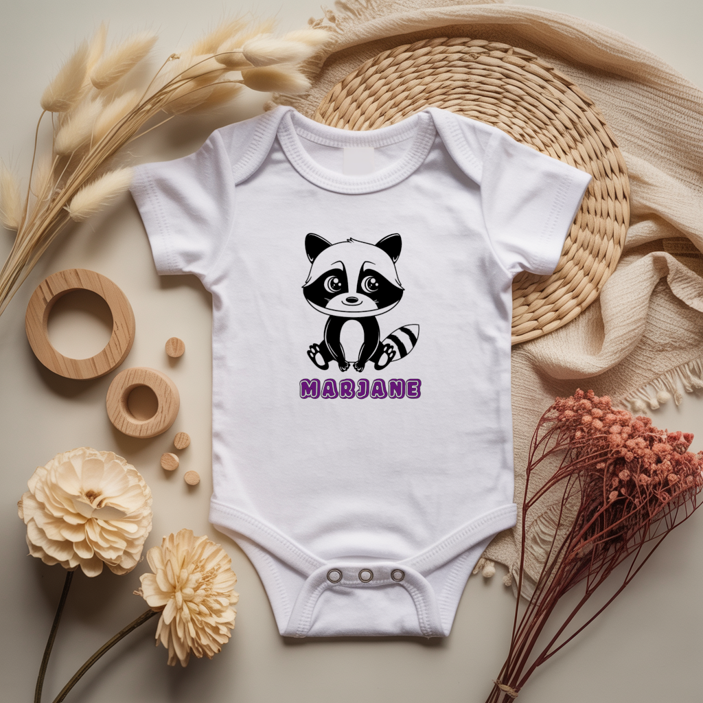 Body bébé personnalisé avec illustration d’un raton laveur aventurier flocage couleur, cadeau naissance - MARJANE et Cie