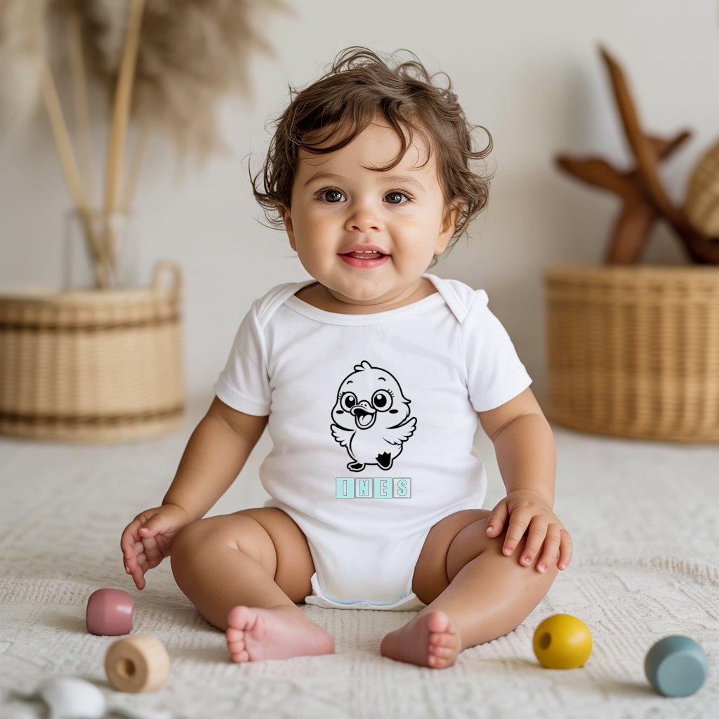 Body bébé personnalisé en coton poussin joyeux porté par bébé - MARJANE et Cie
