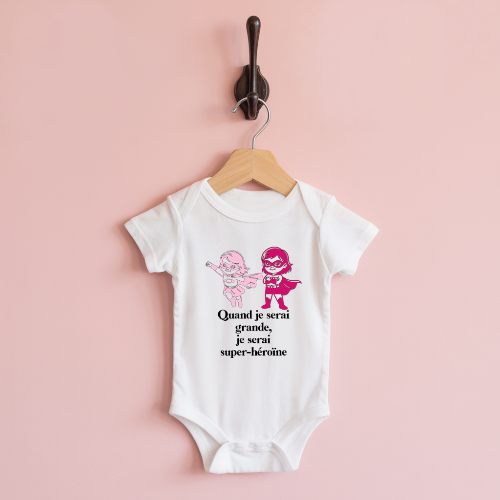 Body bébé personnalisable blanc avec super héroïnes et message suspendu - MARJANE et Cie