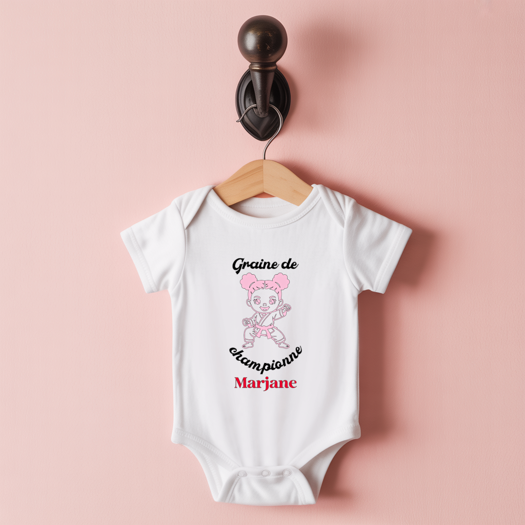 Body bébé personnalisable avec fille jouant au karaté sur cintre, cadeau naissance - MARJANE et Cie