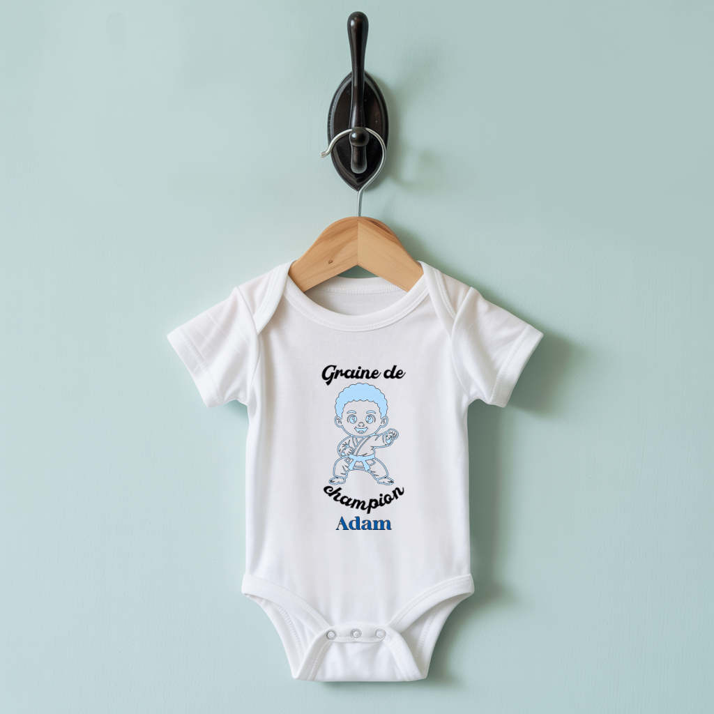 Body bébé personnalisable avec garçon jouant au karaté sur cintre, cadeau naissance - MARJANE et Cie