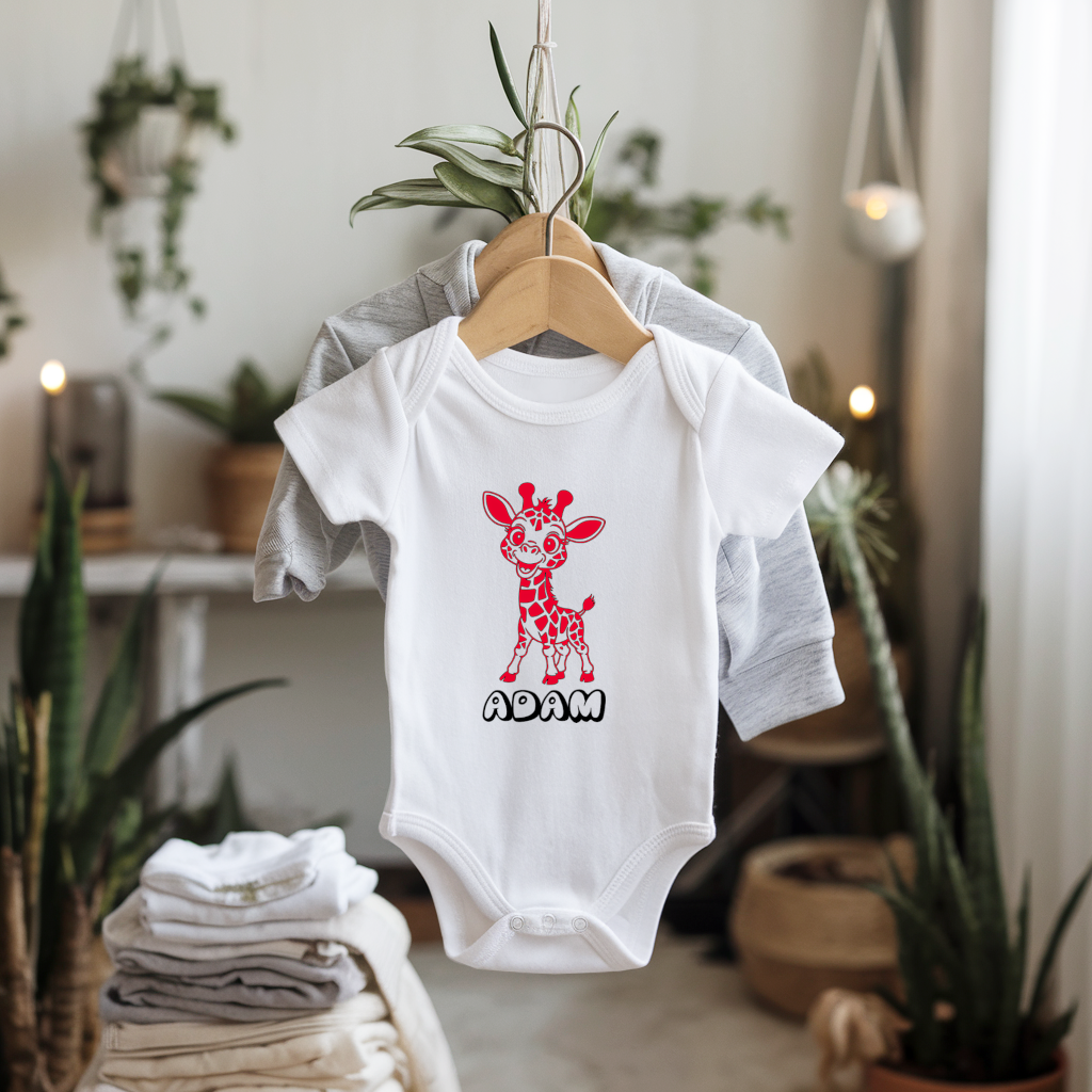 Body bébé personnalisable avec prénom et girafe rieuse flocage sur cintre - MARJANE et Cie
