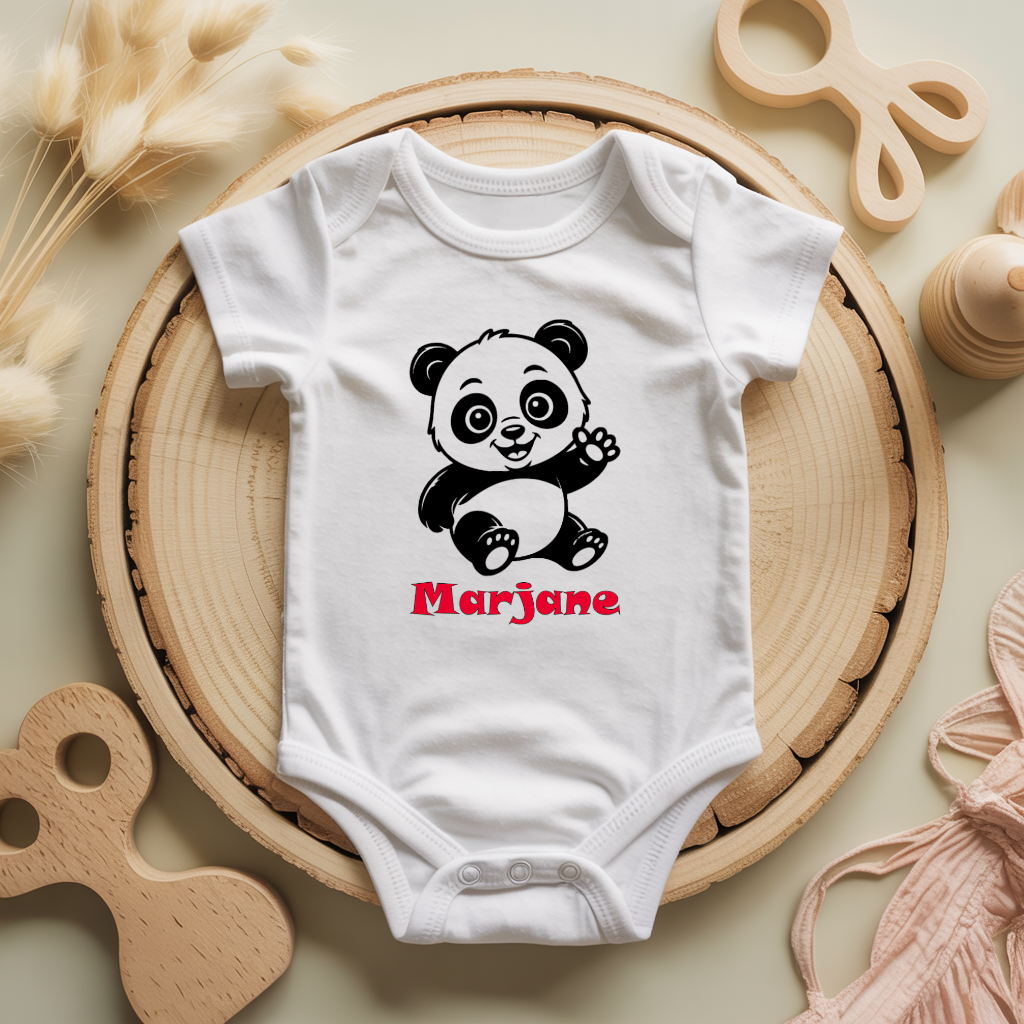 Body bébé personnalisé avec illustration d’un panda espiègle flocage couleur, cadeau naissance - MARJANE et Cie