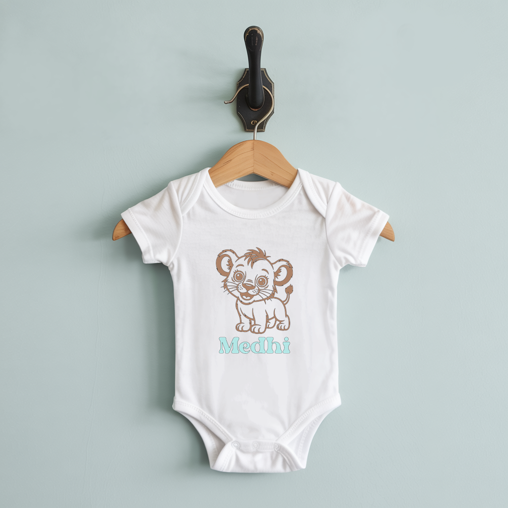 Body bébé personnalisable blanc avec prénom et roi de la jungle lion espiègle suspendu - MARJANE et Cie