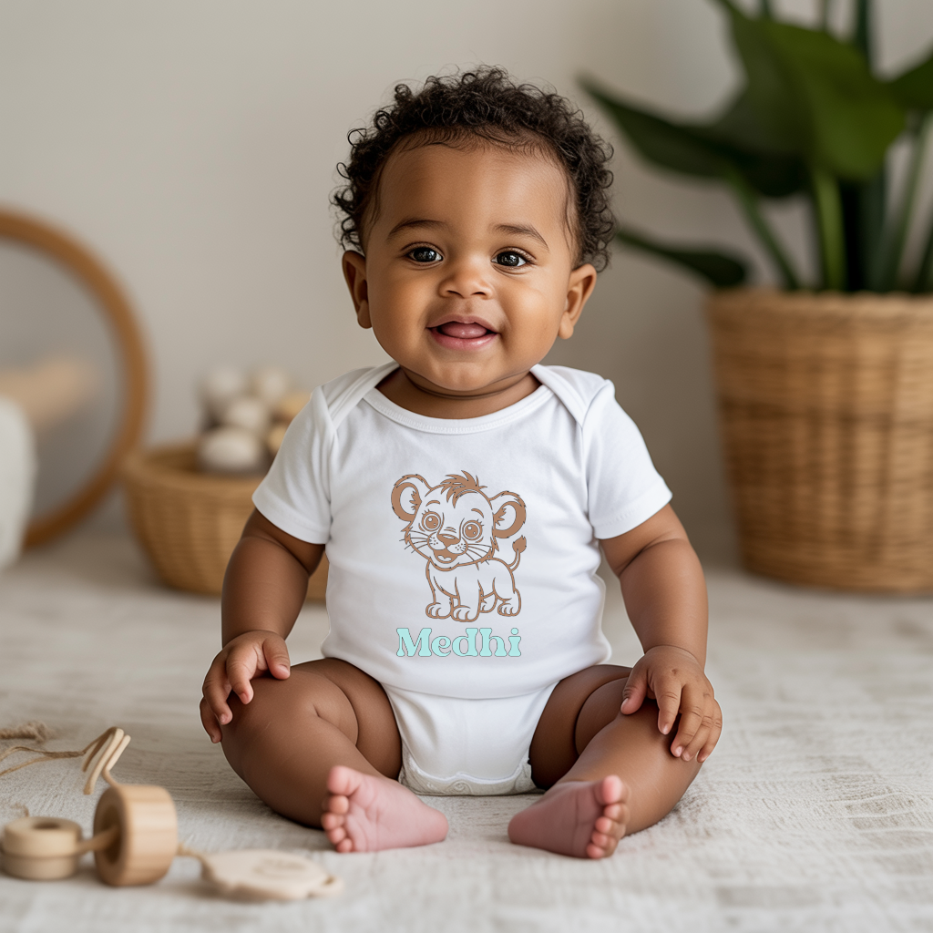Body bébé personnalisé en coton roi de la jungle lion espiègle porté par bébé - MARJANE et Cie