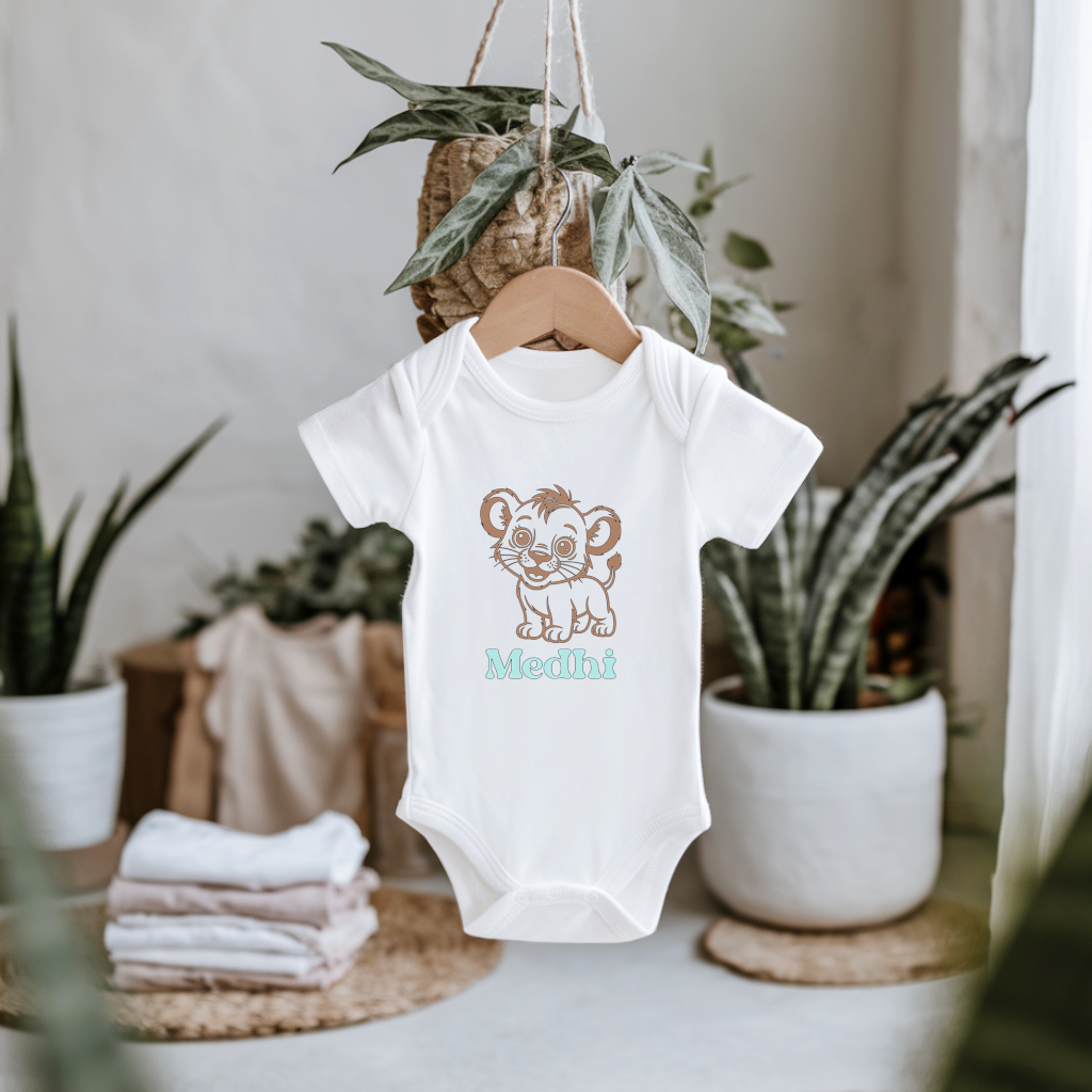 Body bébé personnalisable avec prénom et roi de la jungle lion espiègle flocage sur cintre - MARJANE et Cie